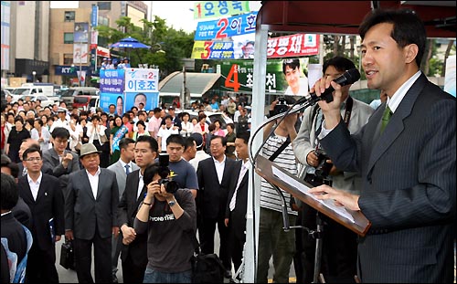 한나라당 오세훈 서울시장 후보가 23일 오후 서울 성동구 왕십리역에서 거리 유세를  갖고 있다. 